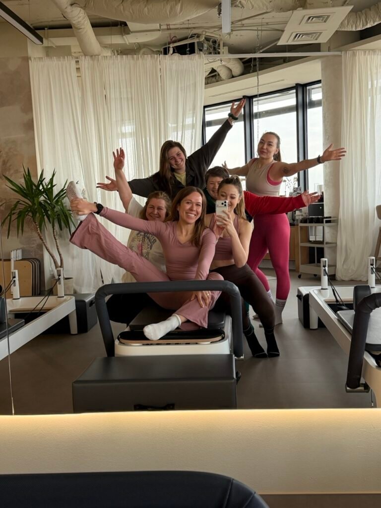 5 mitów o pilatesie na reformerze, w które nie warto wierzyć 👉 obalenie błędnych przekonań