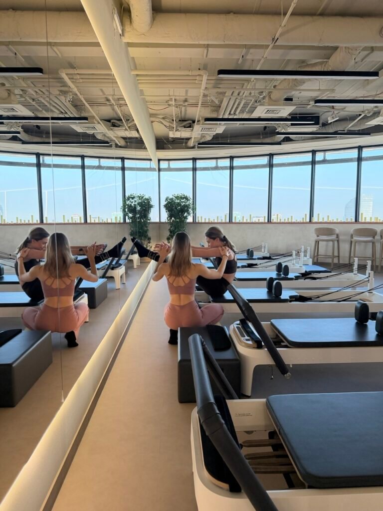 Pilates reformer a zdrowie kręgosłupa i rehabilitacja 👉 rola w terapii, wsparcie dla osób z bólem pleców